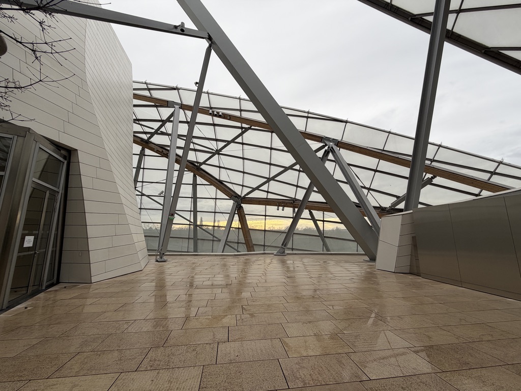 Terrasse de la Fondation Louis Vuitton sous les poutres et les voiles de verre, en janvier 2026.