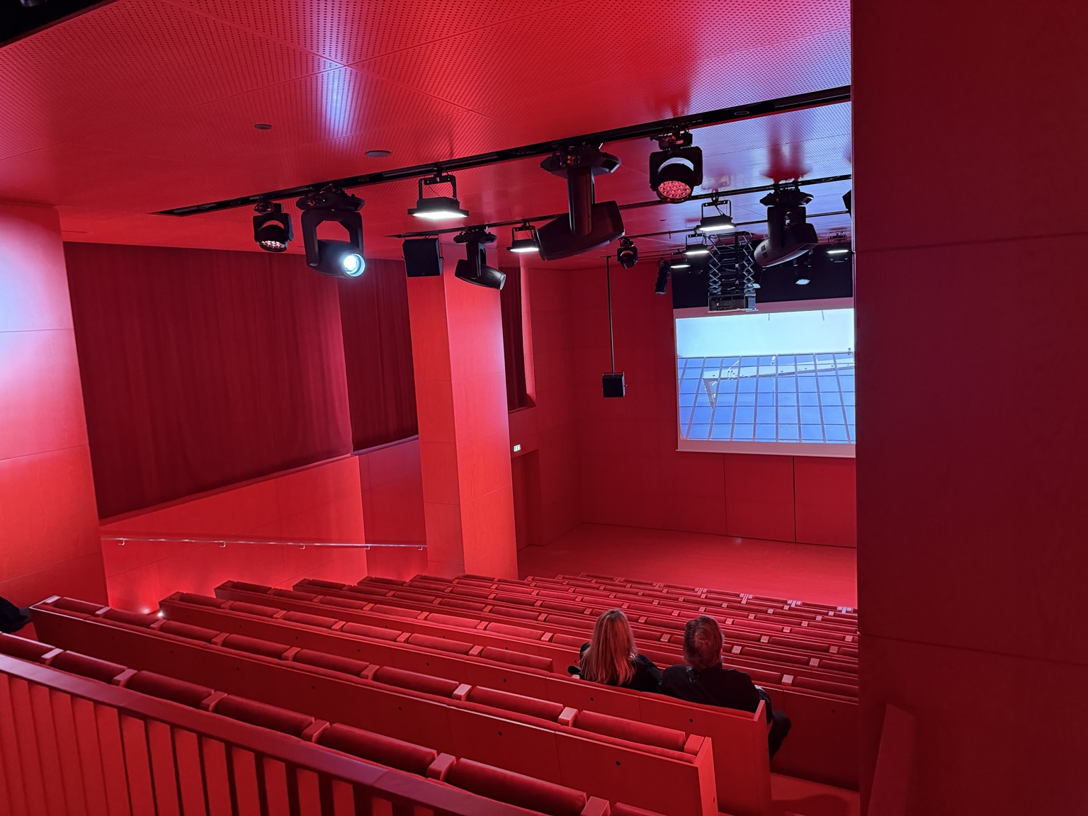 L’auditorium rouge de la Fondation Cartier à Paris.